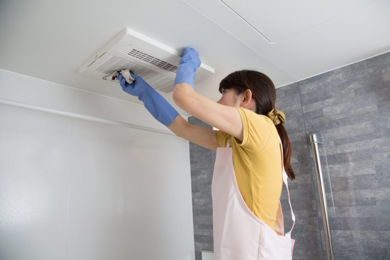 air duct women cleaning